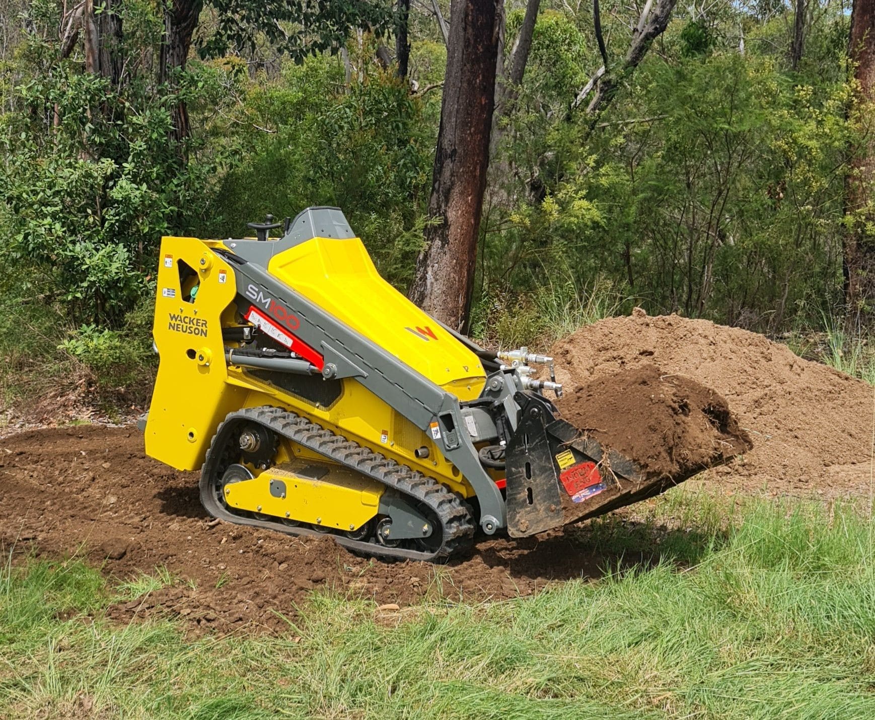 Mini positrack bobcat , stand on track loader , working in Blaxlands Ridge mini bobcat with tracks , mini track loader